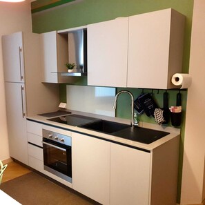 Fridge, microwave, stovetop, dishwasher - Apartment 'New York' with Wi-Fi and Air Conditioning (Guardamiglio)