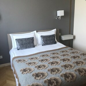 2 عدّة غرف نوم وواي فاي مجانًا وملاءات أسرّة