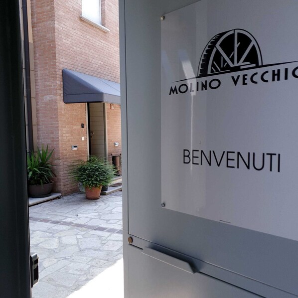 تفاصيل الفندق من الخارج