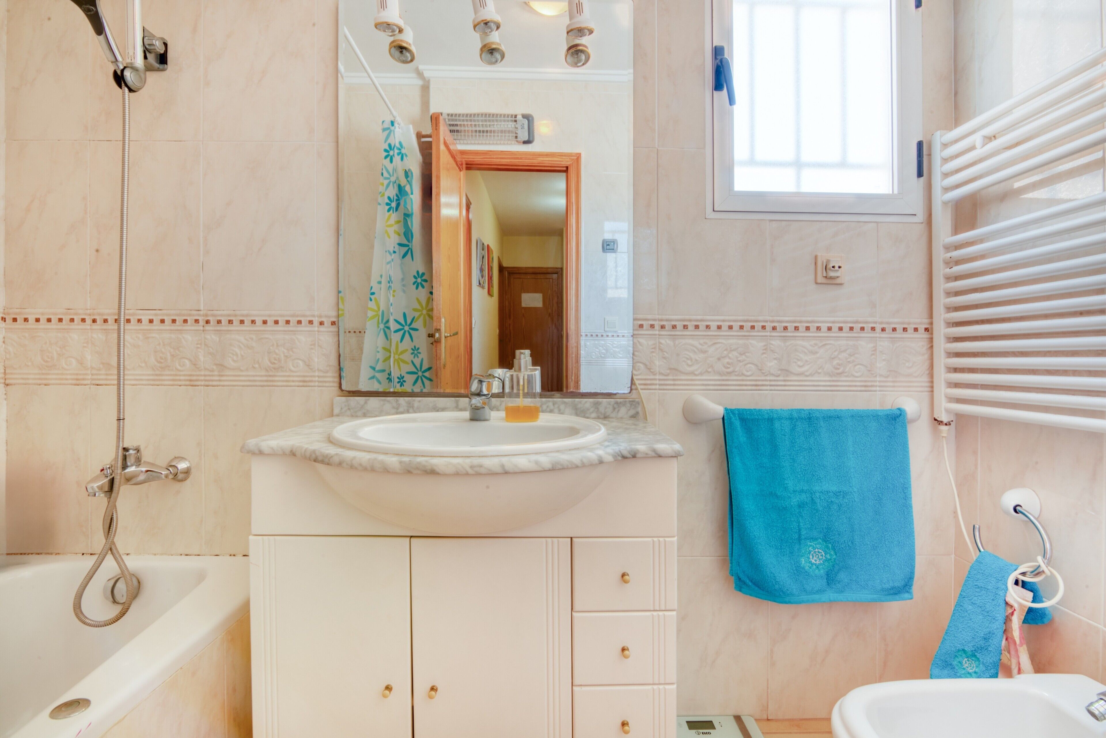 Shower, hair dryer, towels