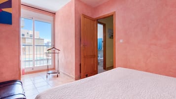 4 室のベッドルーム、WiFi (無料)、ベッドシーツ