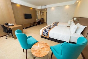 1 quarto, escrivaninha, ferros/tábuas de passar roupa, roupa de cama