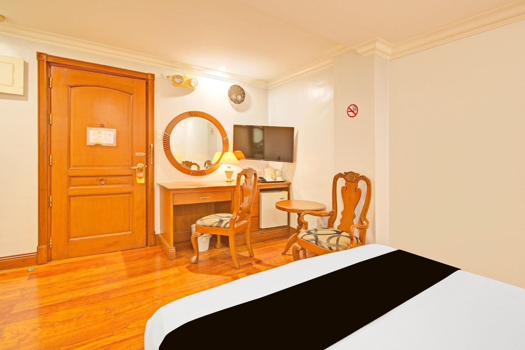 1 soverom, skrivebord og sengetøy