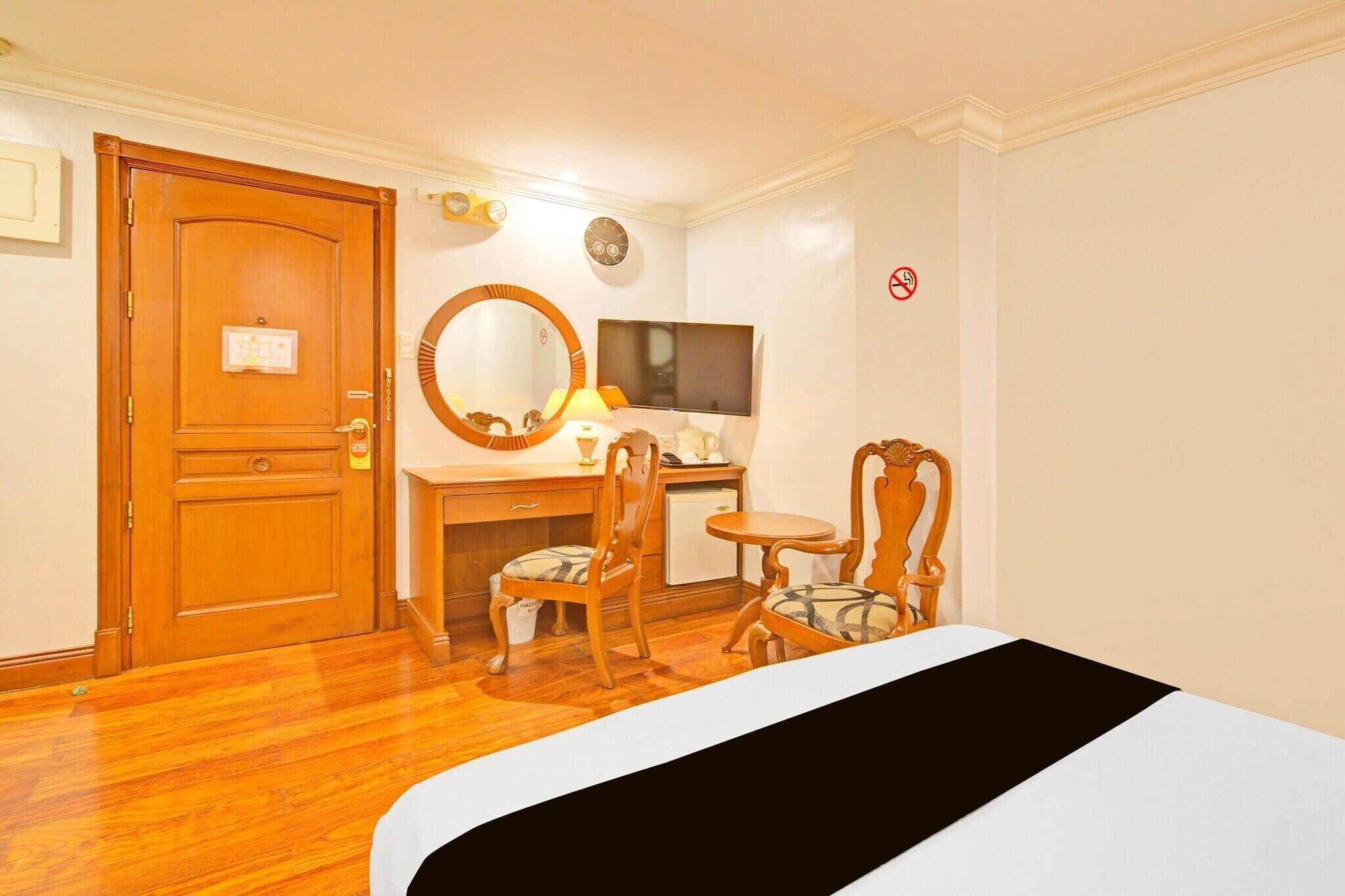 1 Schlafzimmer, Schreibtisch, Bettwäsche