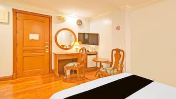 1 Schlafzimmer, Schreibtisch, Bettwäsche