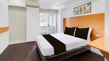 1 bedroom, desk, bed sheets
