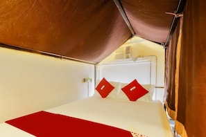 1 bedroom, bed sheets