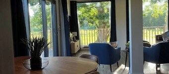 Unbox at Poplar Tree: Poplar (1)