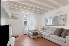 21-inch Smart TV with cable channels - Magnolia House (Sirmione)