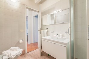 Standard apartman, több hálószobával (Magnolia House) | Fürdőszoba | Zuhanyzó, hajszárító, bidé és törölközők