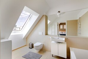 Hair dryer, towels - Blueground | Josefstadt, terrace, nr Votivkirche (Vienna)