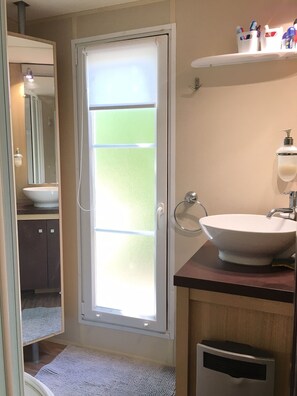 Shower, towels
