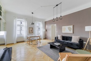 Una televisión, un reproductor estéreo