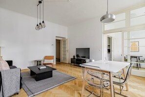 TV, stereo - Blueground | Alsergrund, view, nr Votivkirche (Vienna)