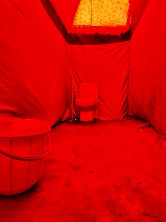 Bañera con ducha, toallas, jabón, shampoo