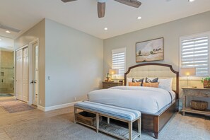 5 habitaciones, escritorio y tabla de planchar con plancha