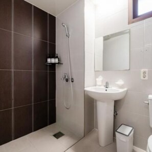 Een douche, een haardroger, pantoffels, handdoeken