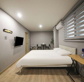 Phòng đôi Deluxe | Khu vực làm việc phù hợp cho laptop 