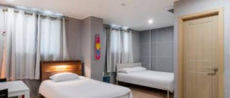 Deluxe Triple Room | Laptop workspace, free WiFi, bed sheets