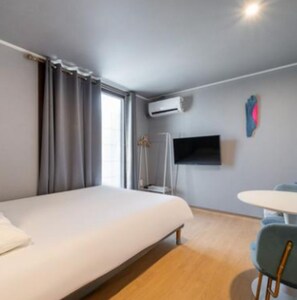 Habitación City doble | Espacio para trabajar con un portátil, wifi gratis, ropa de cama