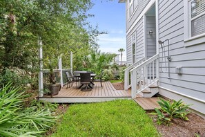 Outdoor dining - Sandy Smiles by AvantStay | Seagrove | Walk to Beach + Pool (Santa Rosa Beach)
