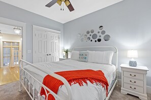 4 bedrooms, iron/ironing board, travel cot, free WiFi - Sandy Smiles by AvantStay | Seagrove | Walk to Beach + Pool (Santa Rosa Beach)