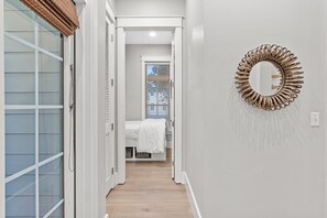 4 habitaciones, tabla de planchar con plancha y cuna de viaje