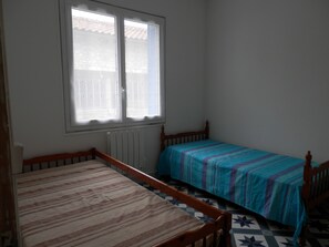 2 chambres, fer et planche à repasser, Wi-Fi, draps fournis