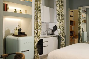 Kühlschrank, Ofen, Herdplatte, Kochgeschirr/Geschirr/Besteck