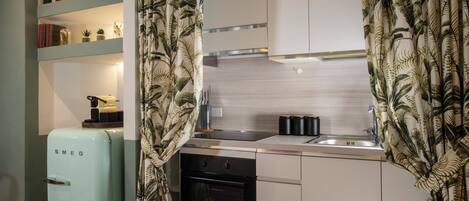 Refrigerador, horno, parrilla de estufa y utensilios de cocina