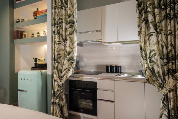 Kühlschrank, Ofen, Herdplatte, Kochgeschirr/Geschirr/Besteck