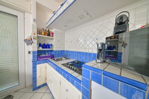 Frigorifero, microonde, forno, piano cottura