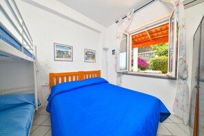 3 makuuhuonetta, silitysrauta/-lauta, ilmainen Wi-Fi, vuodevaatteet