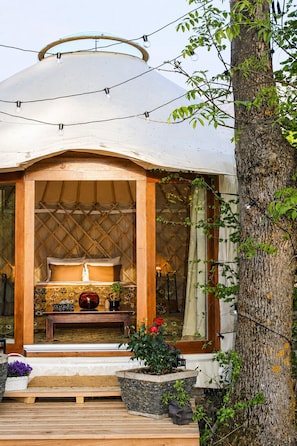 Um quarto em estilo japonês tradicional, com tatames, uma mesa de madeira baixa e um painel shoji.