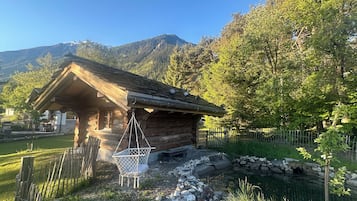 Deluxe Cabin, 1 Bedroom, Mountain View | 1 bedroom, individually decorated, free WiFi, bed sheets