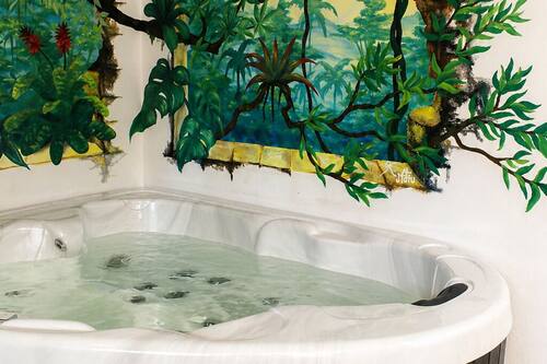 Jetted bathtub