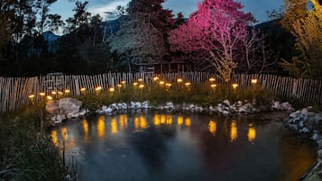 Una piscina al aire libre de temporada