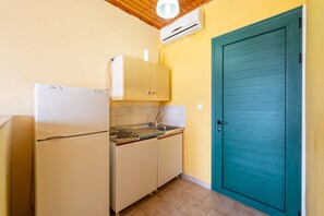 Fridge, oven, stovetop, coffee/tea maker