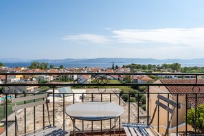 Outdoor dining - Studio 'Gavriil G4' with Sea View, Wi-Fi and Air Conditioning (Corfu)