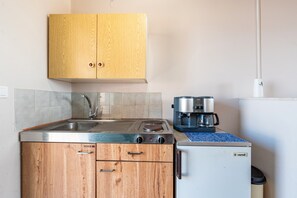 Kühlschrank, Ofen, Herdplatte, Wasserkocher mit Kaffee-/Teezubehör