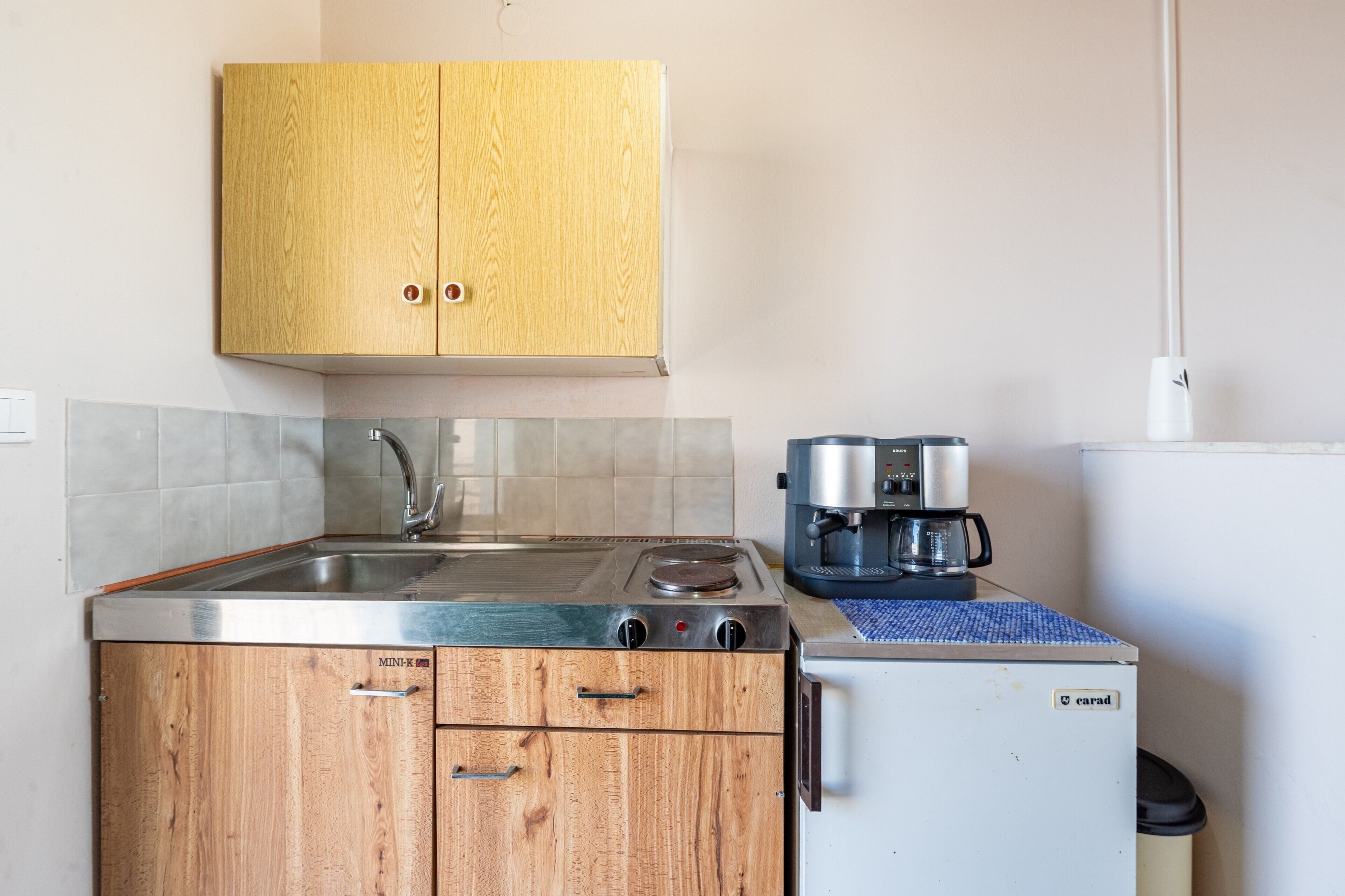 Fridge, oven, stovetop, coffee/tea maker