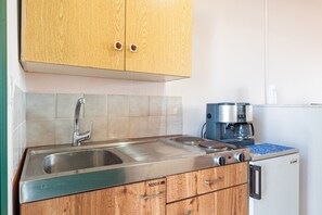 Fridge, oven, stovetop, coffee/tea maker - Studio 'Gavriil G5' with Sea View, Wi-Fi and Air Conditioning (Corfu)