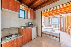 Kühlschrank, Herdplatte, Wasserkocher mit Kaffee-/Teezubehör
