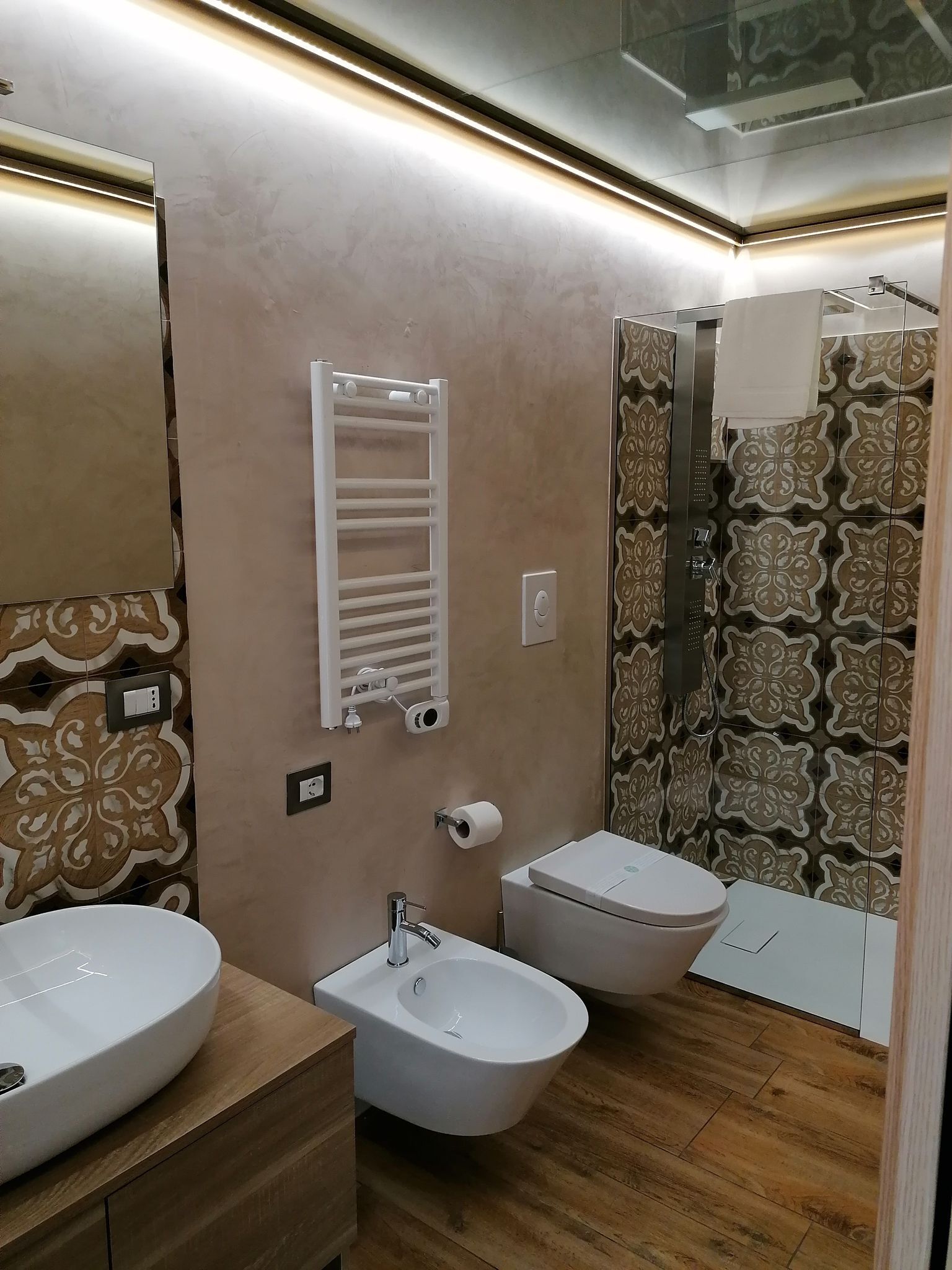 Doccia, asciugacapelli, bidet, asciugamani