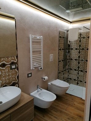 Shower, hair dryer, bidet, towels - The Prince's Mansion (Trani)
