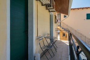 Outdoor dining - Apartment 'Gavriil G2' with Sea View, Wi-Fi, and Air Conditioning (Corfu)