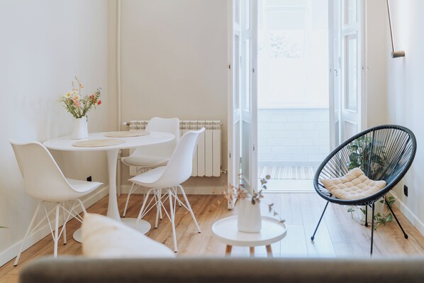 Dining - Business-Ready ~NEW~ 1BR - Main Street Living (Chișinău)