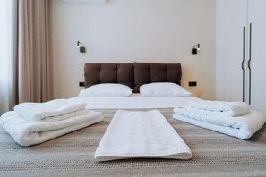 1 bedroom, iron/ironing board, travel cot, free WiFi - Business-Ready ~NEW~ 1BR - Main Street Living (Chișinău)