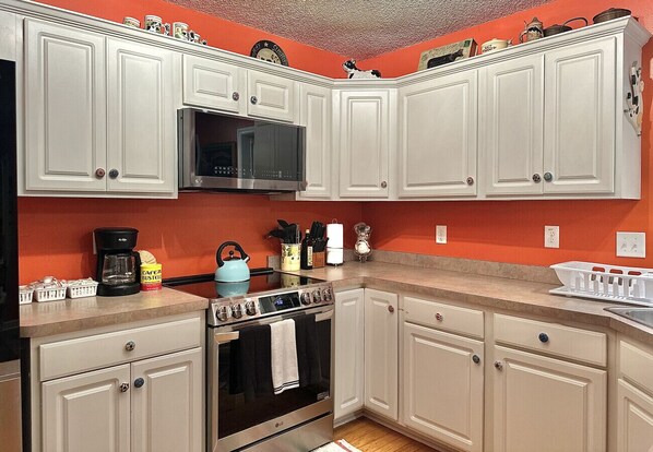 Jääkaappi, mikroaaltouuni, uuni, liesi