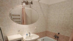 Apartment, 2 Bedrooms, Smoking, Balcony | Bilik Mandi